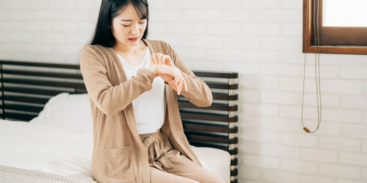 手袋で手荒れをするのはなぜ？手肌悩みを減らすための正しいニトリル手袋の選び方