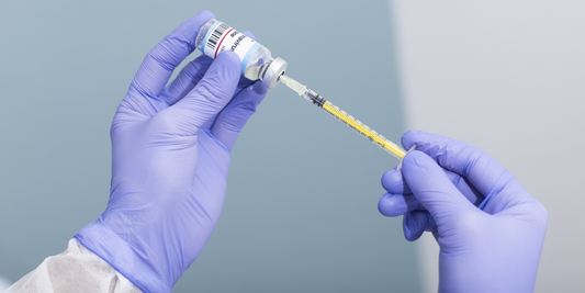 ニトリル手袋とは？素材の特徴や極薄タイプを使用する際のメリット・デメリットを解説