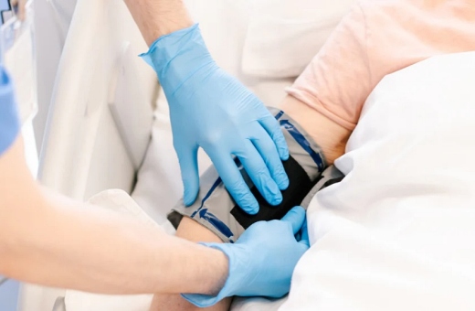 医療用に使われるニトリルグローブの特徴｜一般用との違いや選び方、正しい着脱法を紹介