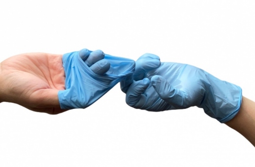 ニトリル手袋で手がかゆいのはアレルギー反応？ゴム手袋のかゆみの原因や対策方法を解説