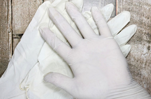 白いニトリル手袋が選ばれる理由とは？各色ごとの特徴を解説